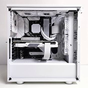 Vista interna de un gabinete de computadora blanca con componentes de alto rendimiento organizados y tuberías elegantes.