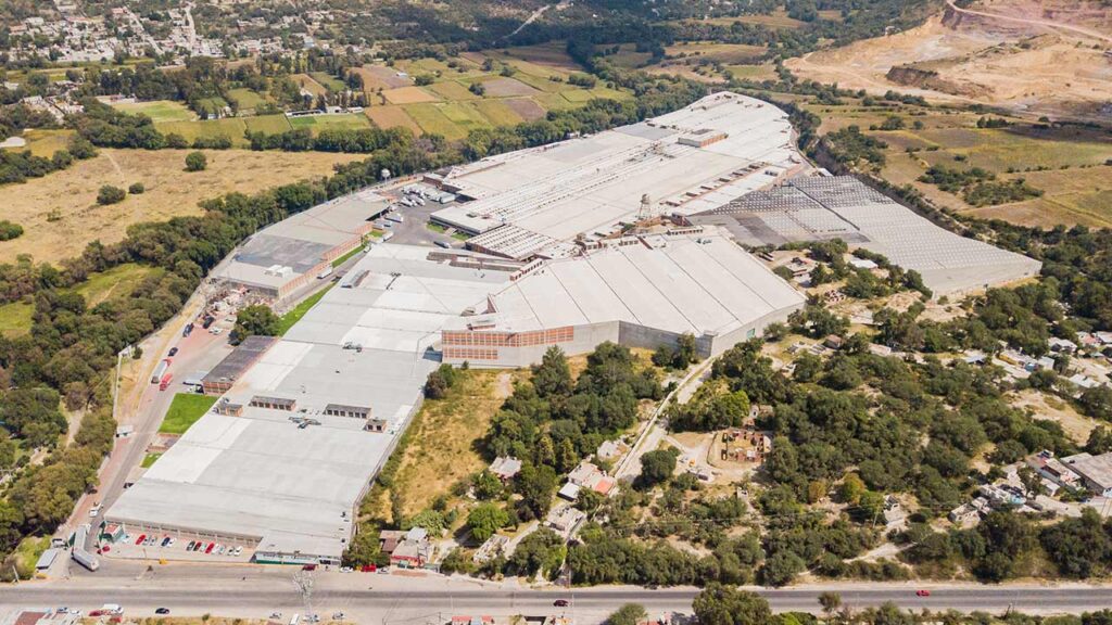 Vista aérea de parque industrial y planta manufacturera utilizada en producción de video corporativo industrial.