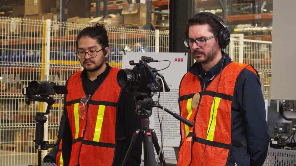 Productora de video industrial realizando grabación profesional en planta manufacturera en México