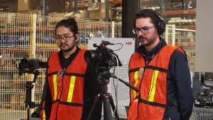 Productora de video industrial realizando grabación profesional en planta manufacturera en México