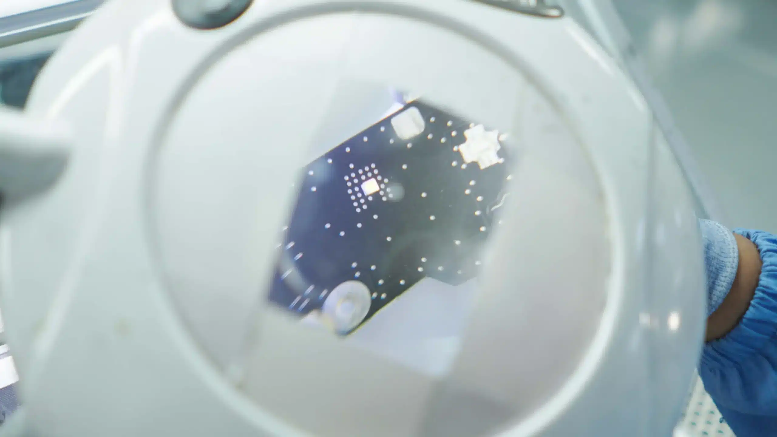 Operarios recibiendo instrucción sobre control de calidad en empresa manufacturera