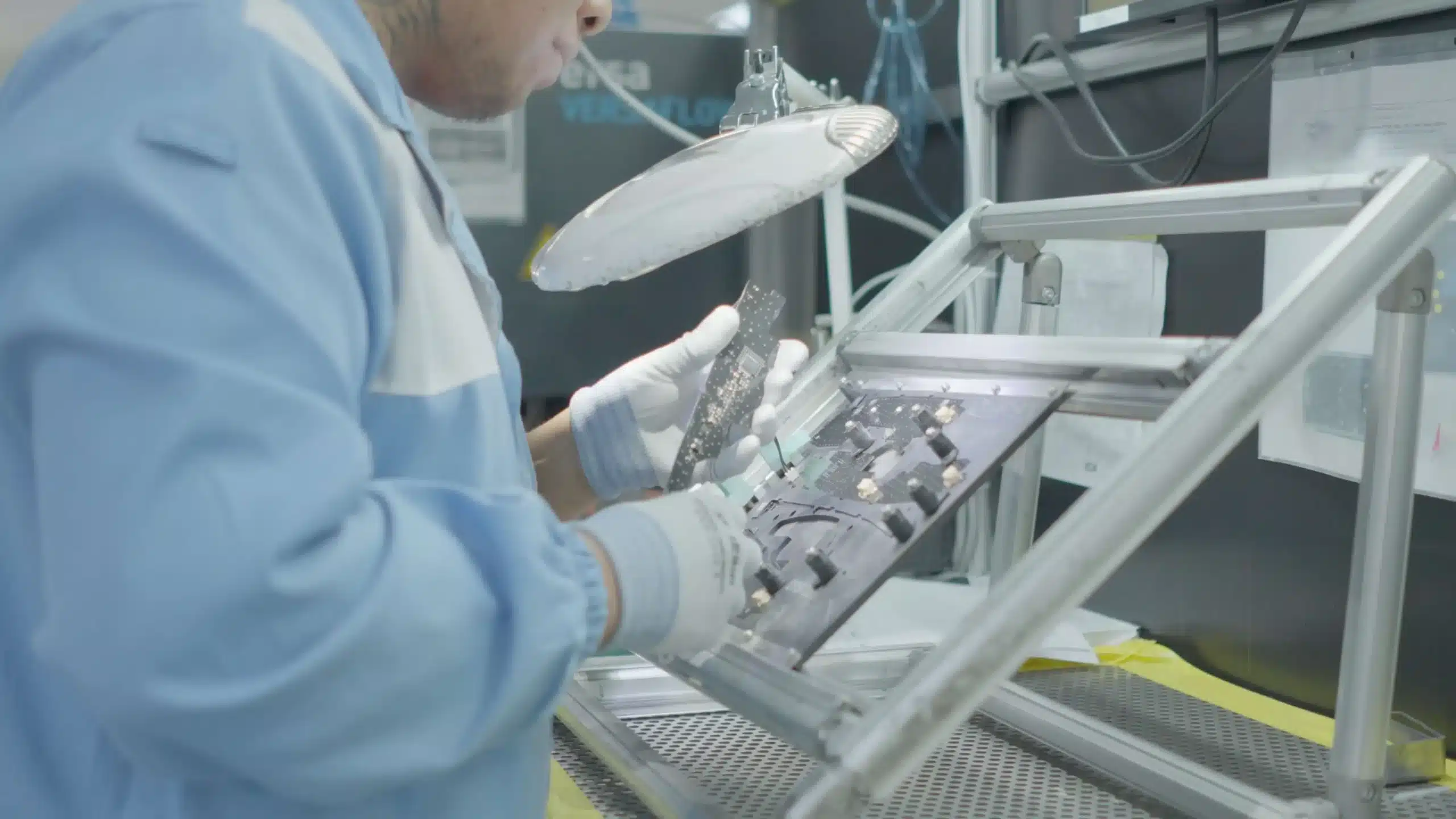 Personal viendo material audiovisual de entrenamiento técnico