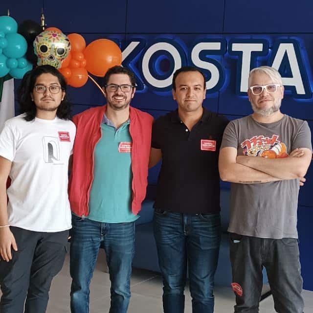 Operador recibiendo capacitación mediante video instruccional en procesos de manufactura electrónica en KOSTAL