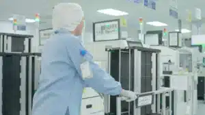 Personal recibiendo instrucción práctica durante una capacitación industrial dentro de la planta