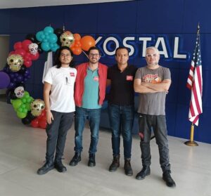 Equipo de grabación audiovisual en el lobby corporativo de KOSTAL durante producción de video