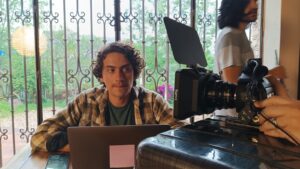 Producción de video corporativo con cámara profesional durante grabación de entrevista en locación real