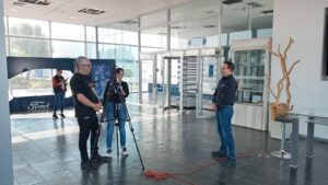 Producción de video corporativo con entrevista empresarial grabada en instalaciones de empresa.