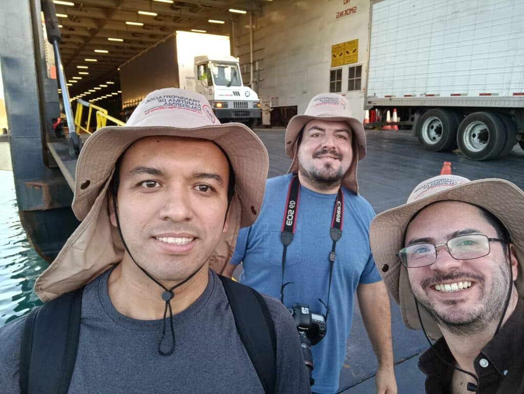 Equipo de producción de video corporativo realizando grabación en instalaciones logísticas e industriales con operación en muelle de carga.