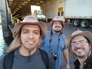 Equipo de producción de video corporativo realizando grabación en instalaciones logísticas e industriales con operación en muelle de carga.
