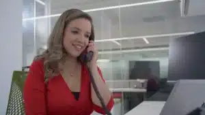 Profesional atendiendo llamada telefónica en oficina corporativa moderna