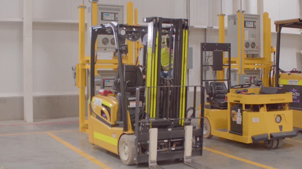 Montacargas operando en área industrial de almacén