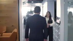 Profesionales interactuando en pasillo de oficinas corporativas