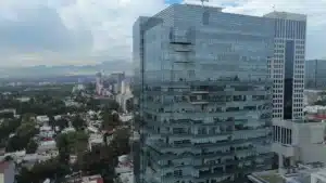 Toma aérea de edificio corporativo moderno para comunicación empresarial.