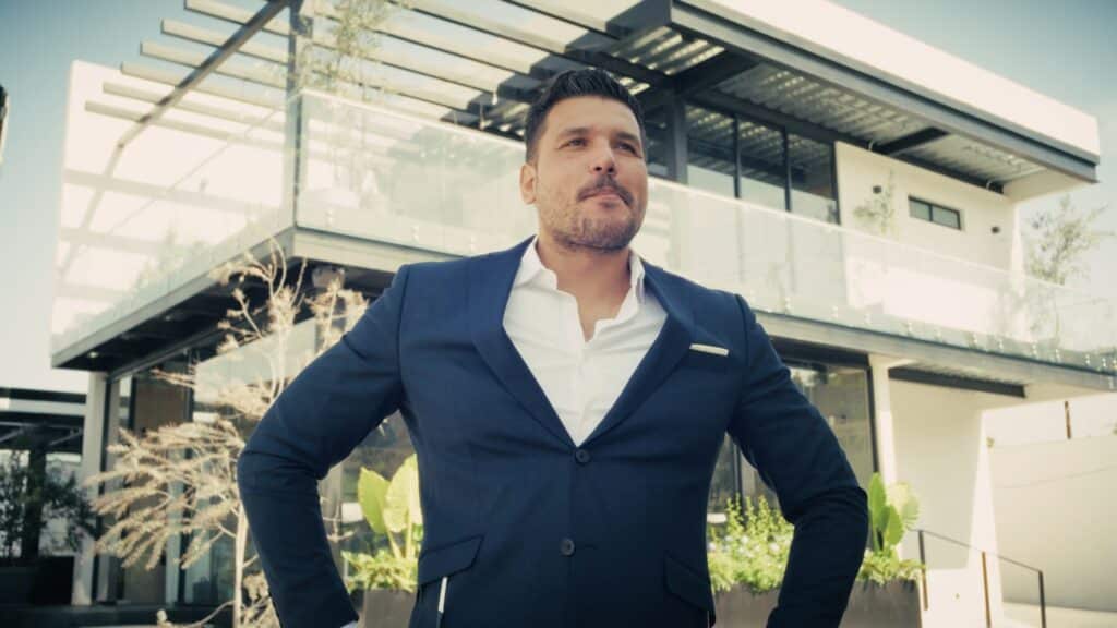 Persona frente a edificio institucional moderno en entorno corporativo