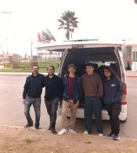 Equipo de Fábrica Visual trasladándose en van para producción de video industrial con cobertura nacional en México.