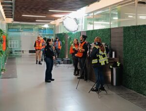 Equipo de producción de Fábrica Visual grabando video corporativo industrial en instalaciones empresariales con equipo profesional.