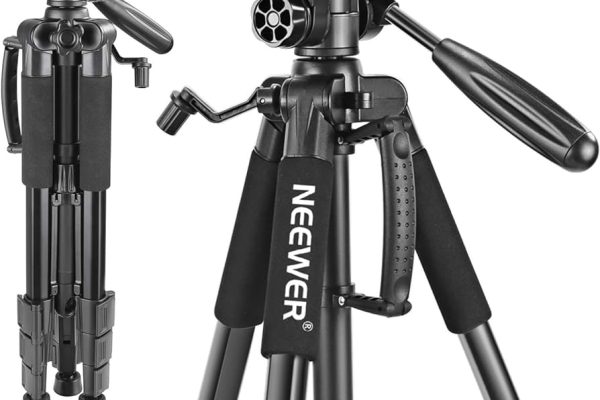 Trípode negro con cabezal ajustable y patas plegables, ideal para fotografía y videografía.